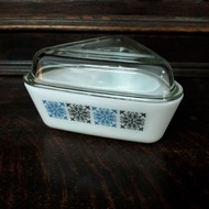 Pyrex Chelsea Triangle Dish with Glass Lid