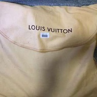 LV OMAHA 都會風全皮壓紋翻蓋中性斜背包 (100% Genuine)