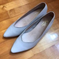 全新Royal Palace杏色尖頭低跟鞋