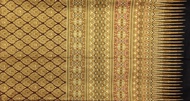 ผ้าพิมพ์ทอง Gold-Printed Fabric ลายไทย Thai-Design มีเชิง ความกว้าง(Width)105ซม.cm ใช้เป็นผ้าถุง Sar