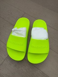Balenciaga (巴黎世家拖鞋）