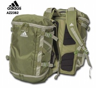 Adidas OPS 系列 軍綠色（Craft Green）多功能運動後背包，具備高耐磨材質與多重收納隔層