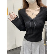Luna Shop🌻 เสื้อยืดสวยๆผู้หญิง  เสื้อยืดสีขาวผู้หญิง สไตล์เกาหลีคอวีสีขาวตกแต่งโบว์เย็บลูกไม้สลิมฟิต