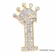 YUEQIN2 Shop เข็มกลัดติดพลอยเทียมรูปมงกุฎแฟชั่น26ตัวอักษร A ถึง Z คริสตัลสำหรับชุดแต่งงานของผู้หญิงเ