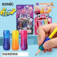 現正熱銷中⏎日本SONIC索尼克握筆器兒童鉛筆帽小學生幼兒園一年級短鉛筆套延長器保護帽加長杆軟膠接筆器正姿