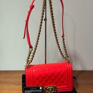 CHANEL Boy 20cm 橙紅色 漆皮配金鏈斜孭袋
