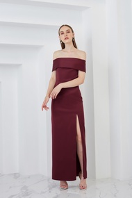 LALIT STUDIO Gin Dress Burgundy เดรสทรงยาวปาดไหล่เรียบ สีแดงเบอร์กันดี ชุดออกงานธีมสีแดง สไตล์มินิมอ