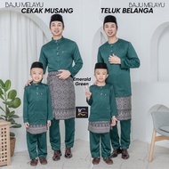 BAJU MELAYU MODEN EMERALD GREEN CEKAK MUSANG DAN BAJU MELAYU TELUK BELANGA SET AYAH DAN ANAK