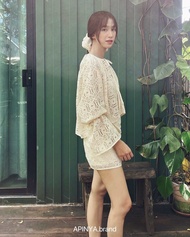 apinya : ชุดเซทเสื้อครอปแขนยาวลูกไม้ กระโปรงลูกไม้มีซับในกางเกง ( set lace )