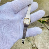 Đồng hồ nữ Seiko size mặt 18mm dây lụa bọc vàng trắng toàn thân hình thức đẹp 96% cam kết hàng chính