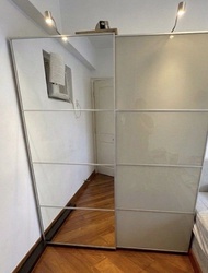 IKEA 鏡面滑動衣櫃  加裝了射燈及衣櫃內的感應燈