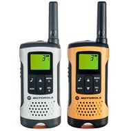 一對摩托羅拉 TLKR-T50 對講機，帶液晶顯示屏，8 個頻道，是戶外探險的理想選擇，通話範圍達 6 公里。