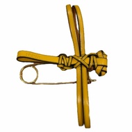 LOEWE 羅威 皮革編織蜻蜓胸針 皮革 黃色 金釦