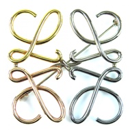 【5積分】成色極佳 △ LOEWE Anagram 四顏色胸針 金銀銅金屬款，附防塵袋，女士熱門推薦 ◎