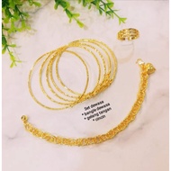 Cop 916. Gold Bangle Set