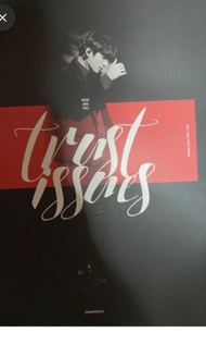 BTS 防彈少年團的粉絲站「SNOWPEACH」為成員田柾國製作的寫真集，名為「Trust Issues」。jk photobook