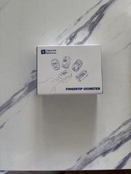 指夾式血氧儀（Fingertip Oximeter），牌子是 Creative Medical