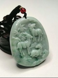 翡翠A貨【三羊開泰】 
糯種，大小 52.6x44.6x7.4mm，淺綠底飄綠花，三只山羊在田園間悠然自得。寓意三羊開泰，平安吉祥。玉件無紋無裂，品相完好。