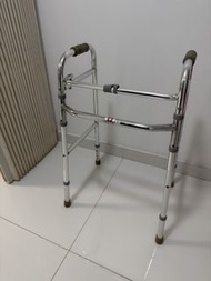 前臂拐杖+助行架+全新尿壺+電動輪椅