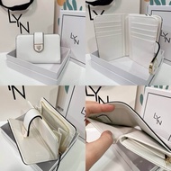 กระเป๋าสตางค์ lyn ใบกลาง  ขนาด 5.5 นิ้ว Outlet 💯%