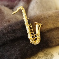 古董金色萊茵石樂器薩克斯風音樂別針胸針 B1902