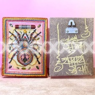 《 🇹🇭 泰國佛牌聖物 》 ** 重料限量特別版供奉型 ! 高 14 吋闊 11 吋 **  蝴蝶王古巴傑士納 2569 招財人緣蜘蛛牌 { 符管 + 寶石 + 手攢符 } 紅色版 - 附牆飾掛鈎 !