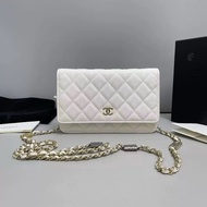 新款芯片款！Chanel 香奈兒 白金徽章肩帶 WOC 白色