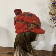 方塊帽簷棒球毛帽。正紅/大地色段染色。義大利線材編織。
