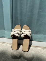 Buckle Me รองเท้าแตะนุ่มนุ่ม สายกลมพันสุดน่ารัก vine