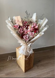 鈔票花 / 永生花 / 摺錢花 /香皂花 / 銀紙花 / 番梘花 / 乾花 / 玫瑰花 / 玫瑰熊 / 拉錢氣球 / 自訂花束 / 花盒 /唯一的愛 / 我只寵你一個 / 小王子 / 波波花束 / 波