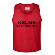 KELME เสื้อกั๊กฟุตบอลสำหรับผู้ชายเสื้อฝึกพิมพ์ลายเสื้อกล้ามฟุตบอลเสื้อเจอร์ซีย์กีฬา8051BX1001