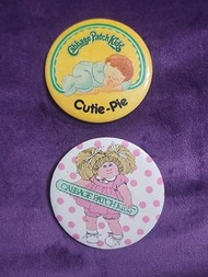 退坑岀清 兩個古董Cpk 1983 Cabbage Patch Kids 椰菜娃娃中古吧唧 古董徽章兩個 襟章 可愛胸針