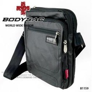 黑色過膠帆布機能性小側背包  AMINAH~【BODYSAC B1159】