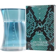 TRUSSARDI Python 蟒蛇 男香 男性淡香水 Trussardi Python 蟒蛇 男香 100ML 香調：清新木質香調 前味： 綠茶 、 花果樹 中味： 地中海柏木 、 樹脂香 、 SALAK果 後味： 緬甸柚木 、 波旁維香草 、 頓加豆 、 麝香 Uomo 莽蛇男香的香水瓶身，流線不對稱的瓶身線條設計風格，散發著男子氣概，寶石藍的香氛被沈裝在瓶中，與瓶蓋的顏色略微不同，然而卻極為巧妙的結合，更增添摩登尊貴的風範。外盒包裝有如巨蟒滑入深藍海洋般調和