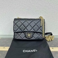 CHANEL 黑金琺瑯扣方胖子斜背包 21*14*5 98新配件塵袋