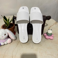 Smooth horizontal rotating heels come in large sizes from 35 - 45, are simple, elegant and luxurious
