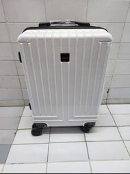 白色行李箱