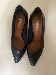Millie's 黑色蛇紋尖頭高跟鞋