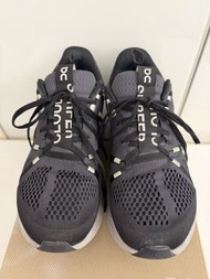On Cloudsurfer 男裝跑鞋