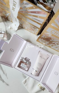 เซ็ตของขวัญ DIOR Miss Dior Gift Set 2 pcs. ในเซ็ตมีน้ำหอมกลิ่นดอกไม้ ติดทน Miss Dior EDP 5 ml. + โลช