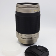 Nikon AF Nikkor 70-300mm เลนส์เทเลน้ำหนักเบาซูม 4.3 ที่ตั้งรูรับแสงจากสายคำสั่งในตัวกล้อง เลนส์ที่เหมาะสำหรับการ Portrait, ท่องเที่ยวและกีฬา การออกแบบ D-type ให้ข้อมูลระยะทางที่แม่นยำสำหรับกระบวนการการเปิดรับแสงแฟลชและแสงโดยรอบ