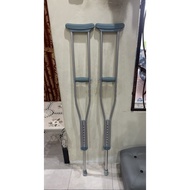Tongkat kaki patah / crutches.