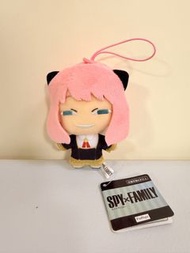 日本 FuRyu 出品的《SPY×FAMILY 間諜家家酒》安妮亞·佛傑「經典鄙視／奸笑表情」造型絨毛娃娃吊飾