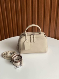 Quinn Pu premium Leather size 23x12x16 cm กระเป๋าทรงหมอน ตอบโจทย์การใช้งาน สำหรับเป็น Everyday Bag จ
