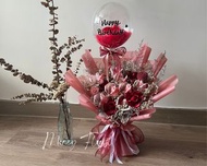 鈔票花 / 永生花 / 摺錢花 /香皂花 / 銀紙花 / 番梘花 / 乾花 / 玫瑰花 / 玫瑰熊 / 拉錢氣球 / 自訂花束 / 花盒 /唯一的愛 / 我只寵你一個 / 小王子 / 波波花束 / 波