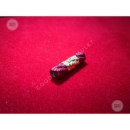 泰国符管至尊龙婆战龙 LP CHAMLONG 红色版本 - 1寸符管（Takrut Daeng Metta Mahaniyom）