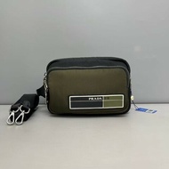 Prada 男士秀款機能大口袋郵差包