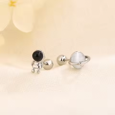 Silver Color Cute Space Astronaut Planet Inoxidable Cartílago Stud Earrings Ear Tragus Conch Helix P