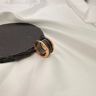 Bvlgari寶格麗玫瑰金四環黑陶瓷戒指52號 單品。
