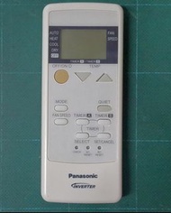 Panasonic 樂聲牌變頻窗口式冷氣機的遙控器。適用於多種型號， 系列。遙控器按鍵包括模式切換、溫度調整、風量控制以及定時開關功能。